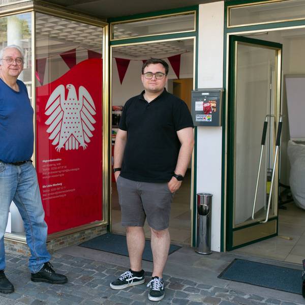 Das Foto zeigt das Wahlkreisbüro, davor stehen der Bundestagsabgeordnete Jan Köstering und sein Büroleiter Marco Wegner