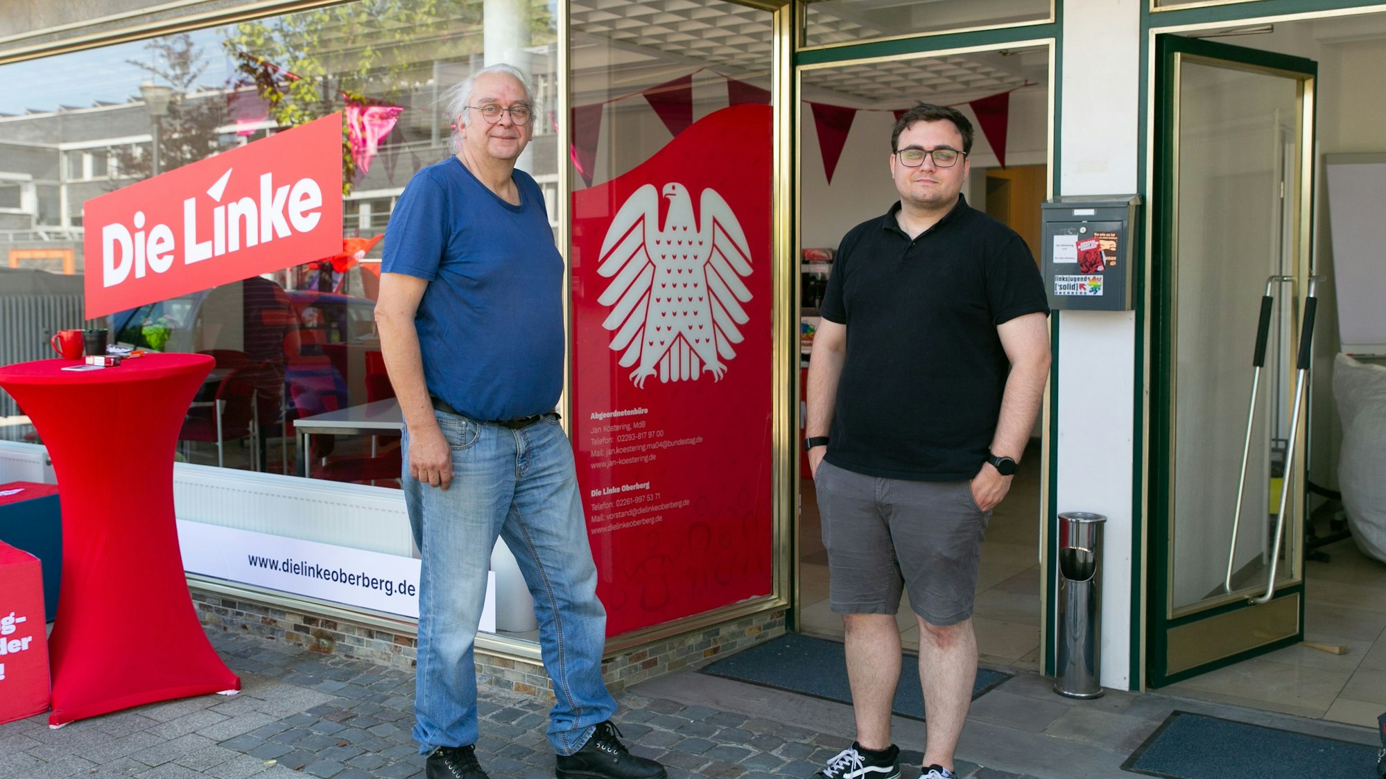 Das Foto zeigt das Wahlkreisbüro, davor stehen der Bundestagsabgeordnete Jan Köstering und sein Büroleiter Marco Wegner