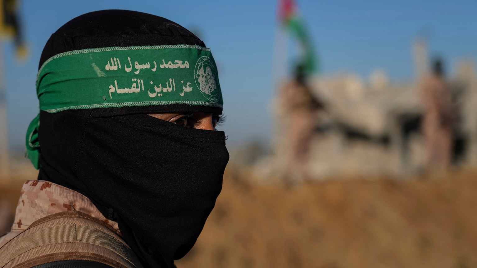 Hamas-Kämpfer gehen im Februar vor einer geplanten Freilassung von Geiseln im Gazastreifen in Stellung. (Archivbild)