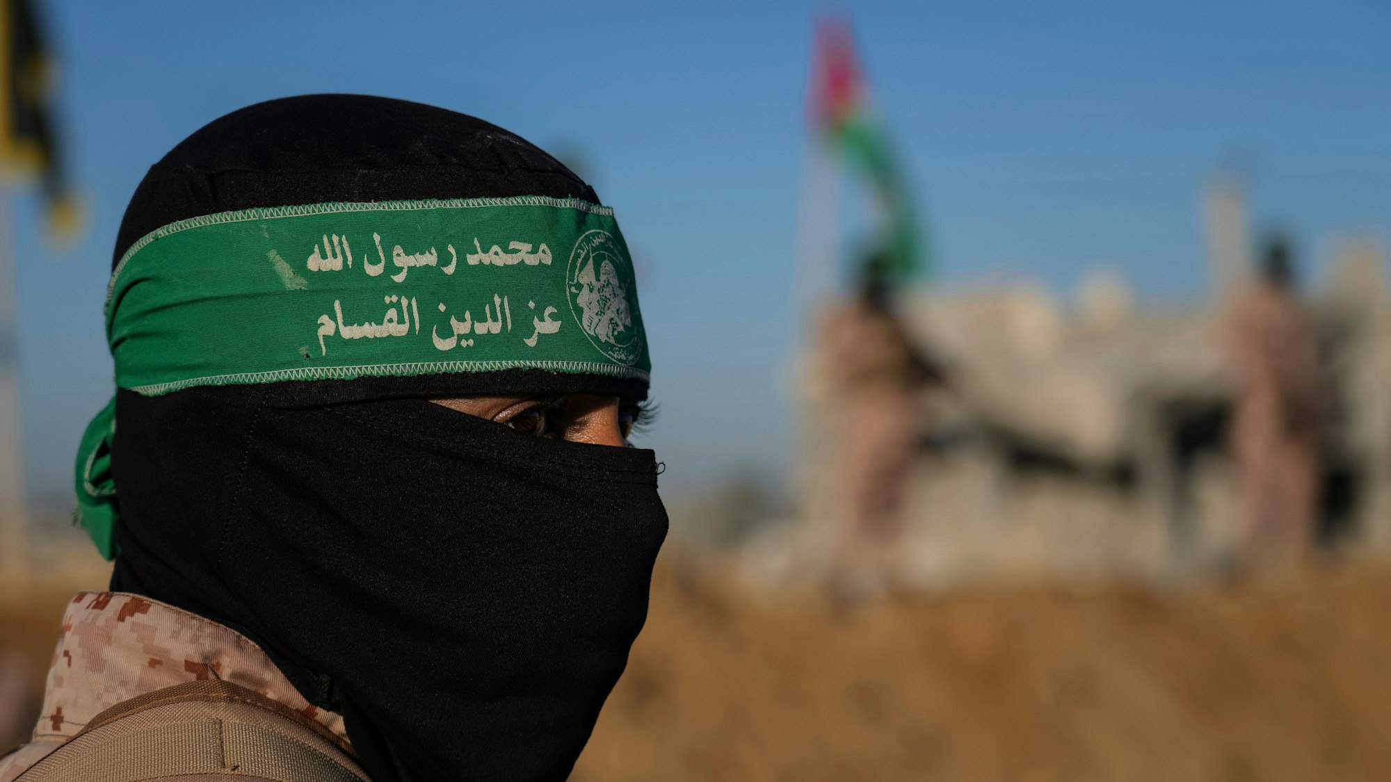 Hamas-Kämpfer gehen im Februar vor einer geplanten Freilassung von Geiseln im Gazastreifen in Stellung. (Archivbild)