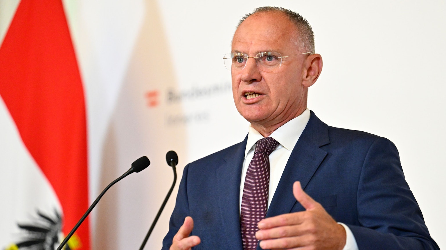 Österreichs Innenminister Gerhard Karner (ÖVP) spricht bei einer Pressekonferenz zur Asylbilanz für das erste Halbjahr 2025.