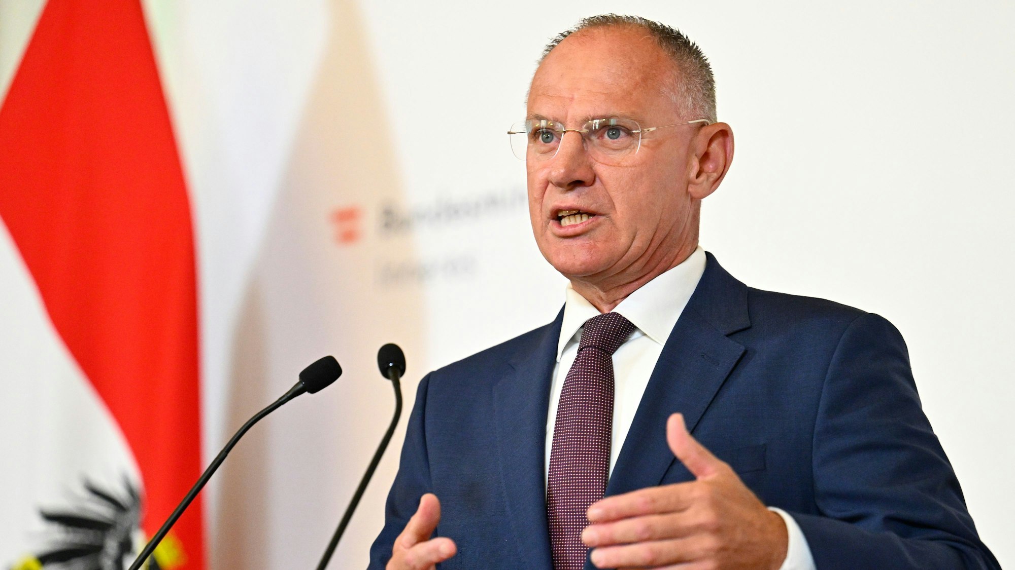 Österreichs Innenminister Gerhard Karner (ÖVP) spricht bei einer Pressekonferenz zur Asylbilanz für das erste Halbjahr 2025.
