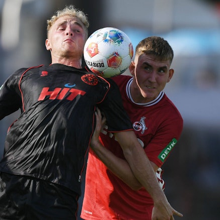 Timo Bornemann (l.) im Zweikampf mit Isak Johannesson vom 1. FC Köln (r.)