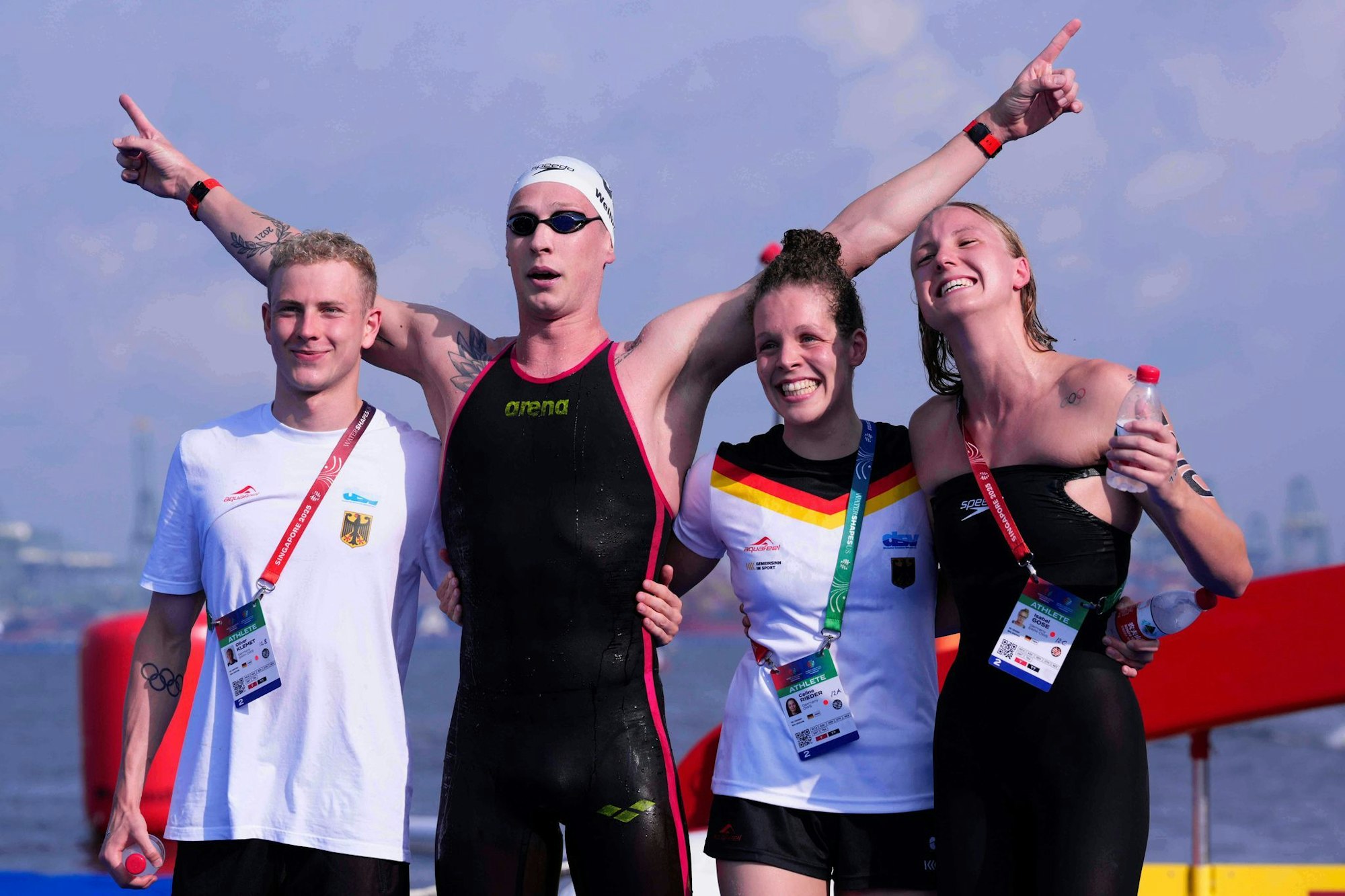 Gold mit der Staffel war für Florian Wellbrock (2.v.l) der krönende Abschluss der Freiwasserrennen in Singapur.