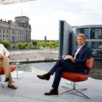 AfD-Co-Chefin Alice Weidel im Sommerinterview mit ARD-Journalist Markus Preiss vor dem Reichstag in Berlin, Juli 2025.
