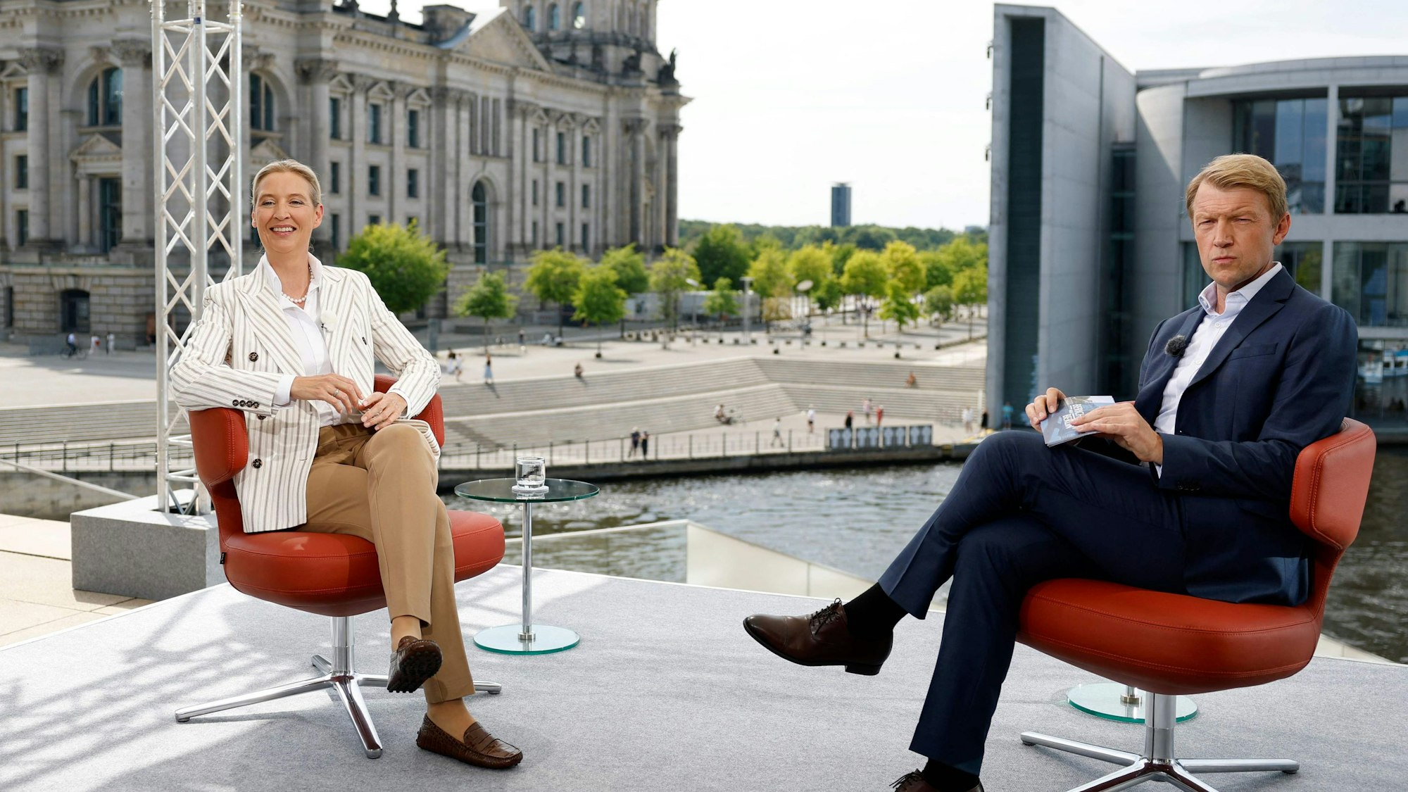 AfD-Co-Chefin Alice Weidel im Sommerinterview mit ARD-Journalist Markus Preiss vor dem Reichstag in Berlin, Juli 2025.