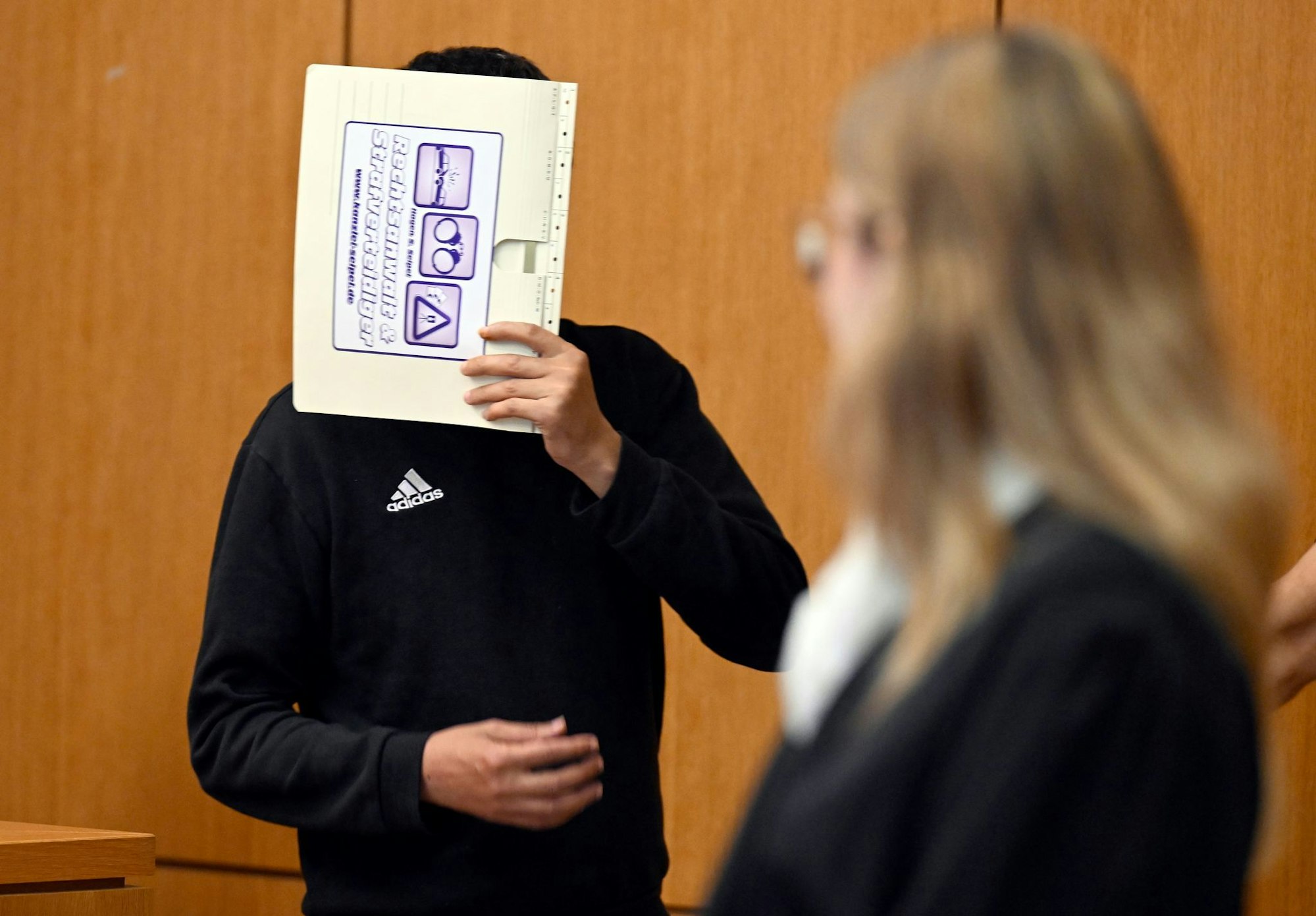 Als mutmaßlicher Brandstifter in einer Flüchtlingsunterkunft in der Eifel steht ein 35 Jahre alter Mann in Aachen vor Gericht.