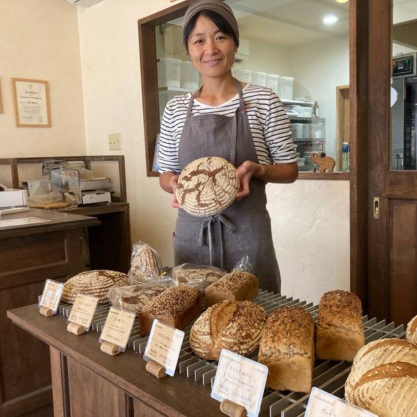 Bäckergesellin Saeko Haratake vor den Broten nach deutschen Rezept, die sie in Japan verkauft.
