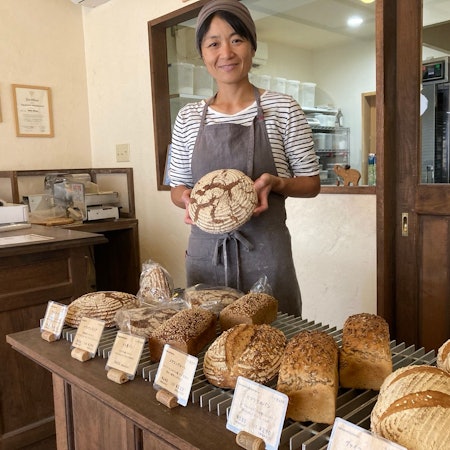 Bäckergesellin Saeko Haratake vor den Broten nach deutschen Rezept, die sie in Japan verkauft.