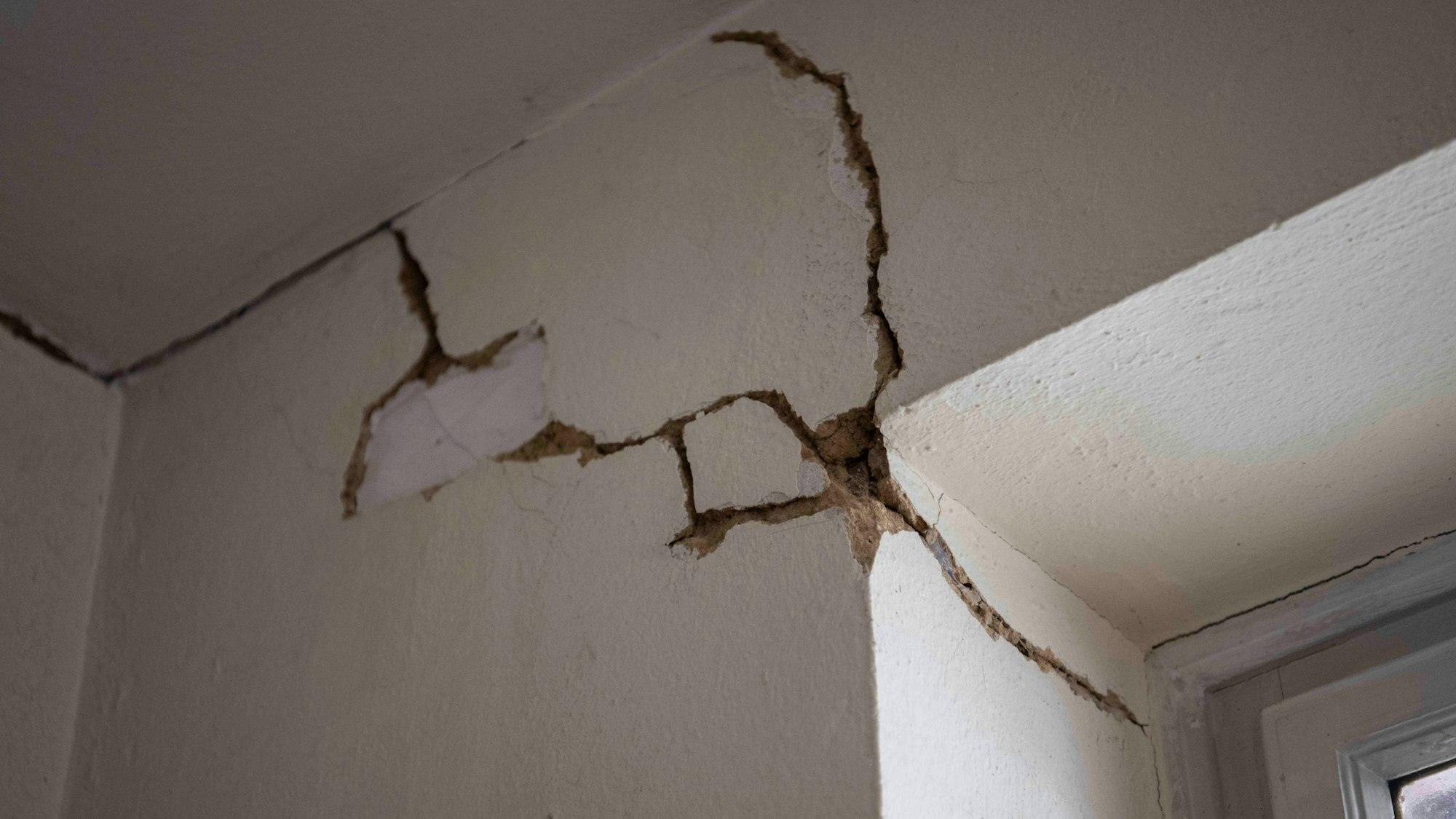 Ein Riss im Mauerwerk zieht sich vom Fenster hoch bis zur Decke.