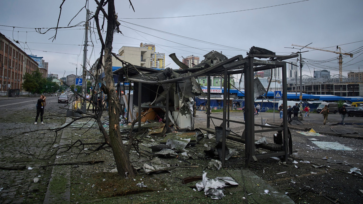 Eine Bushaltestelle in Kiew nach einem russischen Angriff.