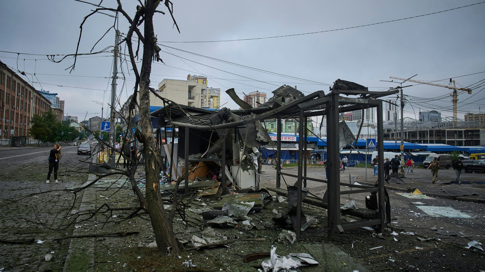 Eine Bushaltestelle in Kiew nach einem russischen Angriff.