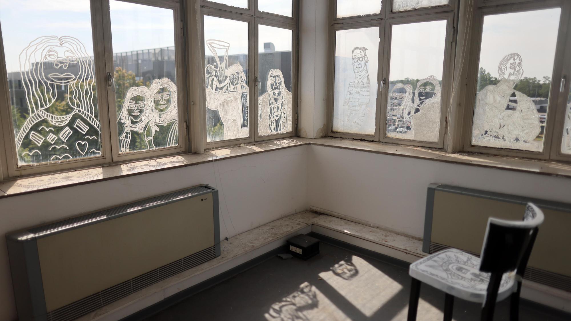 Porträts mit weißer Farbe auf Fensterglas.