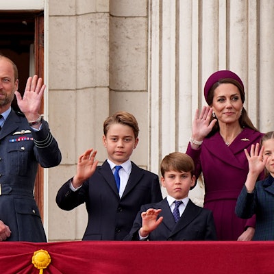 London: Der Prinz von Wales (l-r), Prinz George, Prinz Louis, die Prinzessin von Wales und Prinzessin Charlotte stehen auf dem Balkon des Buckingham Palastes in London