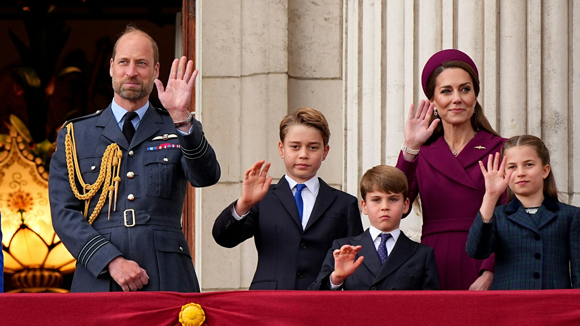 London: Der Prinz von Wales (l-r), Prinz George, Prinz Louis, die Prinzessin von Wales und Prinzessin Charlotte stehen auf dem Balkon des Buckingham Palastes in London