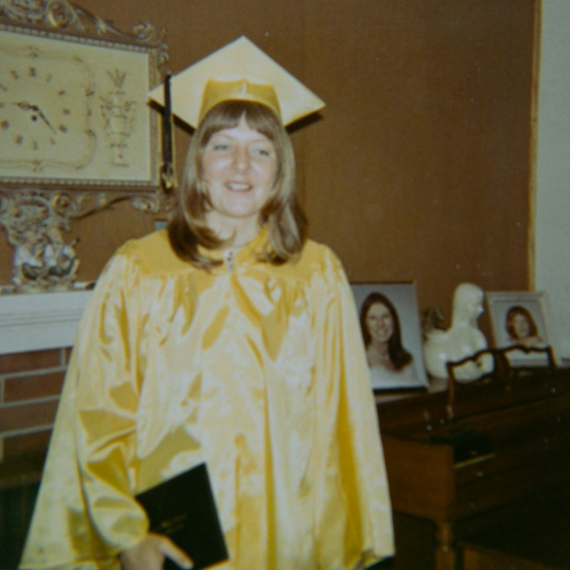 Das Foto zeigt Susanne Focke als Schülerin in einem Talar