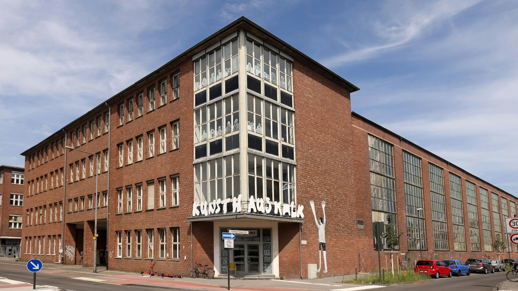 Ein Industriebau mit dem Schriftzug „Kunsthaus Kalk“.