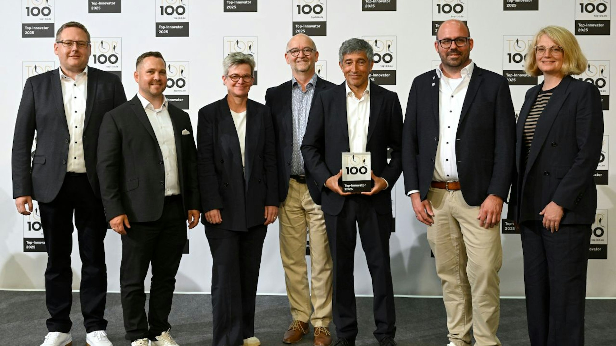 Die Vertreter der Firma wurden bei der Preisverleihung in Mainz mit Ranga Yogeshwar (Dritter von rechts) auch von Bürgermeisterin Alexandra Gauß begleitet (rechts). .