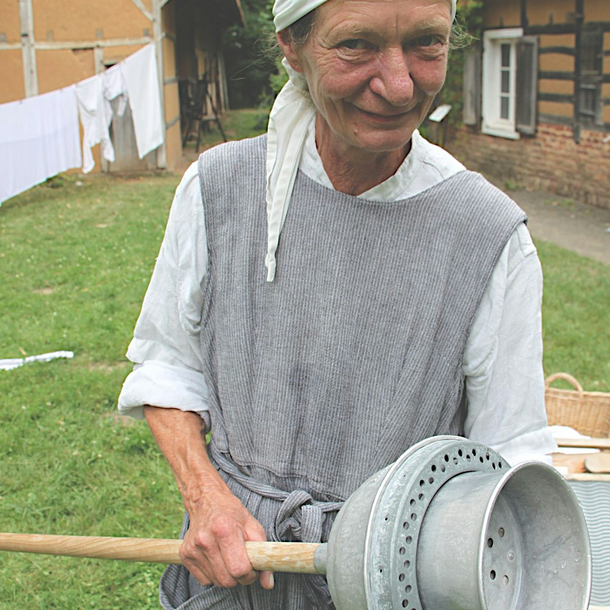 Aufnahme einer Wäscheglocke, die Annette Meylahn hält.