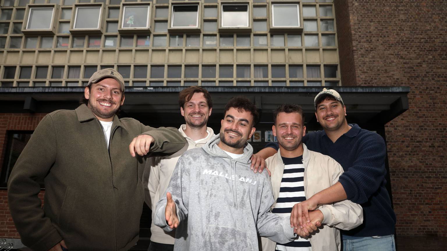 08.07.2025, Köln: Köln-Lindenthal: Veedelsspaziergang mit den fünf Jungs von Malle Anja, die zu Ballermann-Stars geworden sind. Foto: Arton Krasniqi