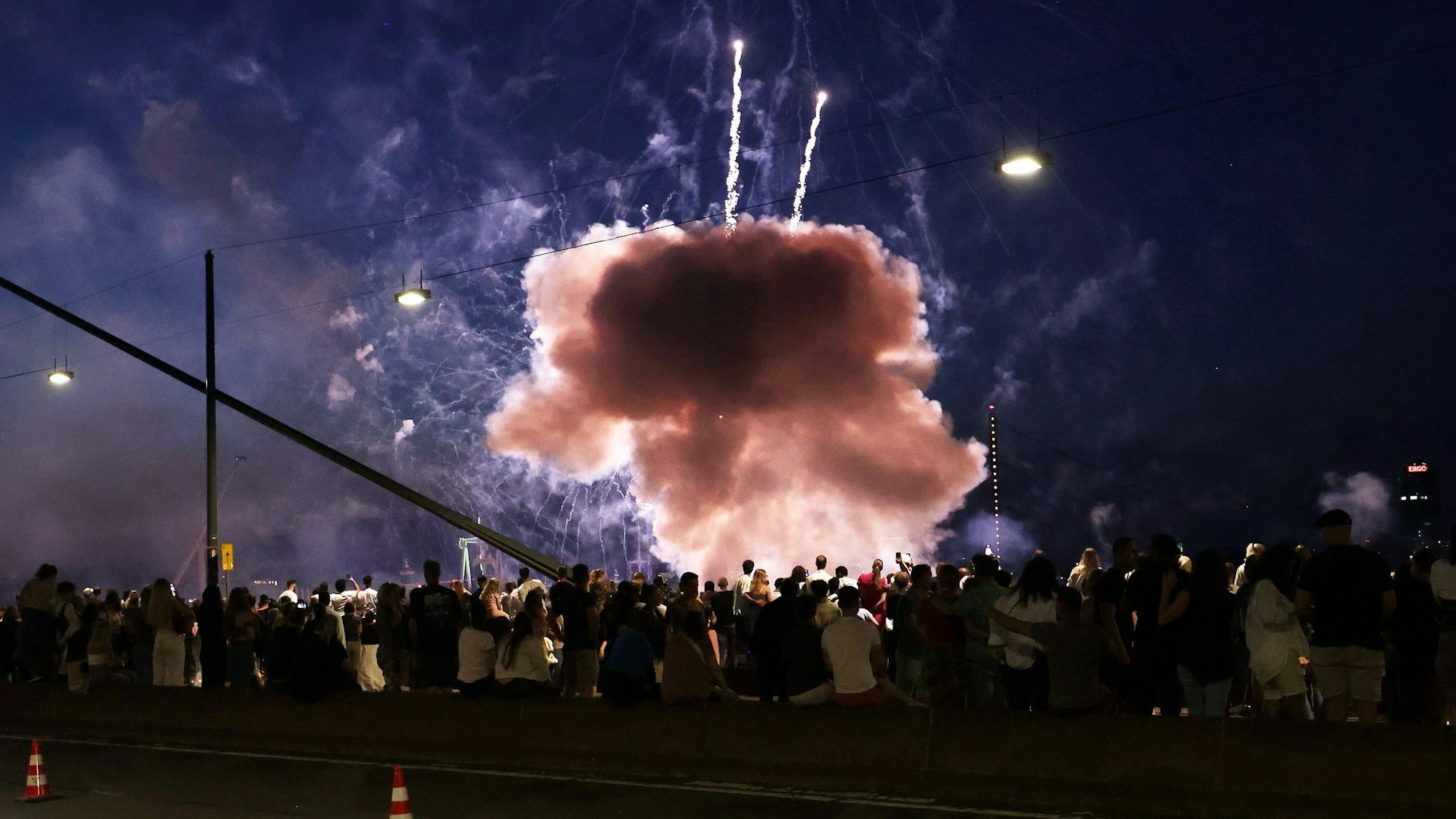 Ein Feuerwerkskörper explodierte in zu niedriger Höhe über den Zuschauen.