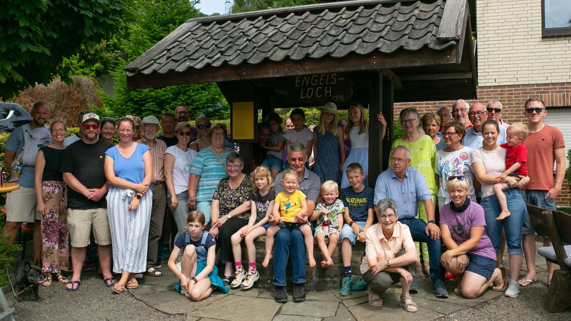 Gemeinsam feierten die Pittisch-Familie und die Dorfgemeinschaft von Lindlar-Scheel den Wiederaufbau des historischen Dorfbrunnens „Engelsloch“ vor 50 Jahren.