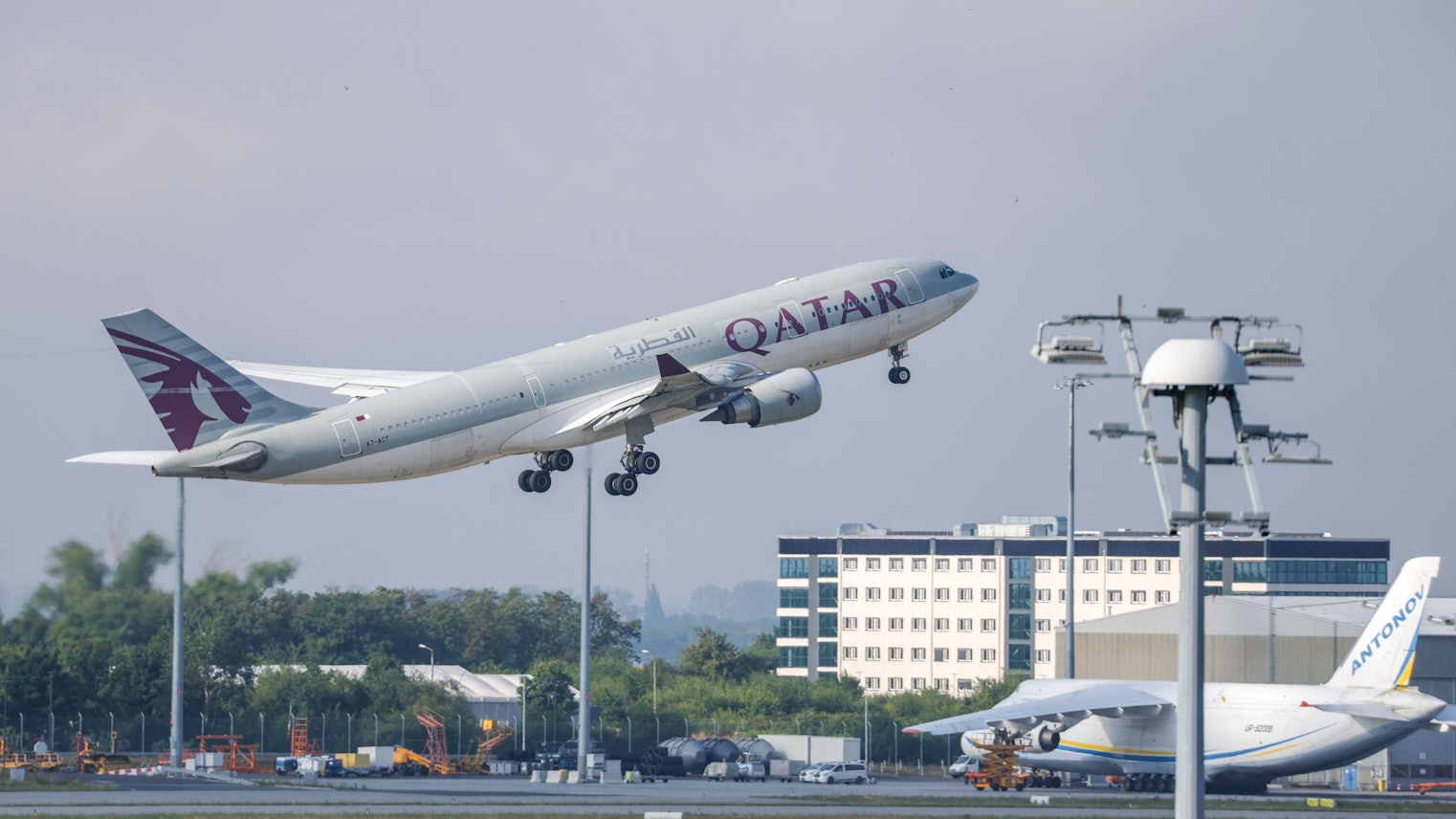 Ein Flugzeug der Qatar Airways startet vom Flughafen Leipzig/Halle. Wie eine Sprecherin des Bundesinnenministeriums bestätigte, startet das Flugzeug vom Flughafen in Leipzig aus mit 81 Menschen an Bord, um diese in ihr Herkunftsland Afghanistan zurückzubringen.