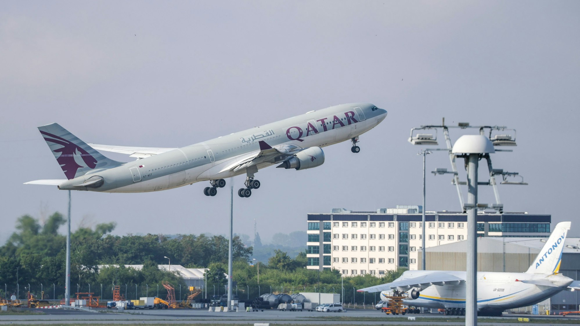 Ein Flugzeug der Qatar Airways startet vom Flughafen Leipzig/Halle. Wie eine Sprecherin des Bundesinnenministeriums bestätigte, startet das Flugzeug vom Flughafen in Leipzig aus mit 81 Menschen an Bord, um diese in ihr Herkunftsland Afghanistan zurückzubringen.