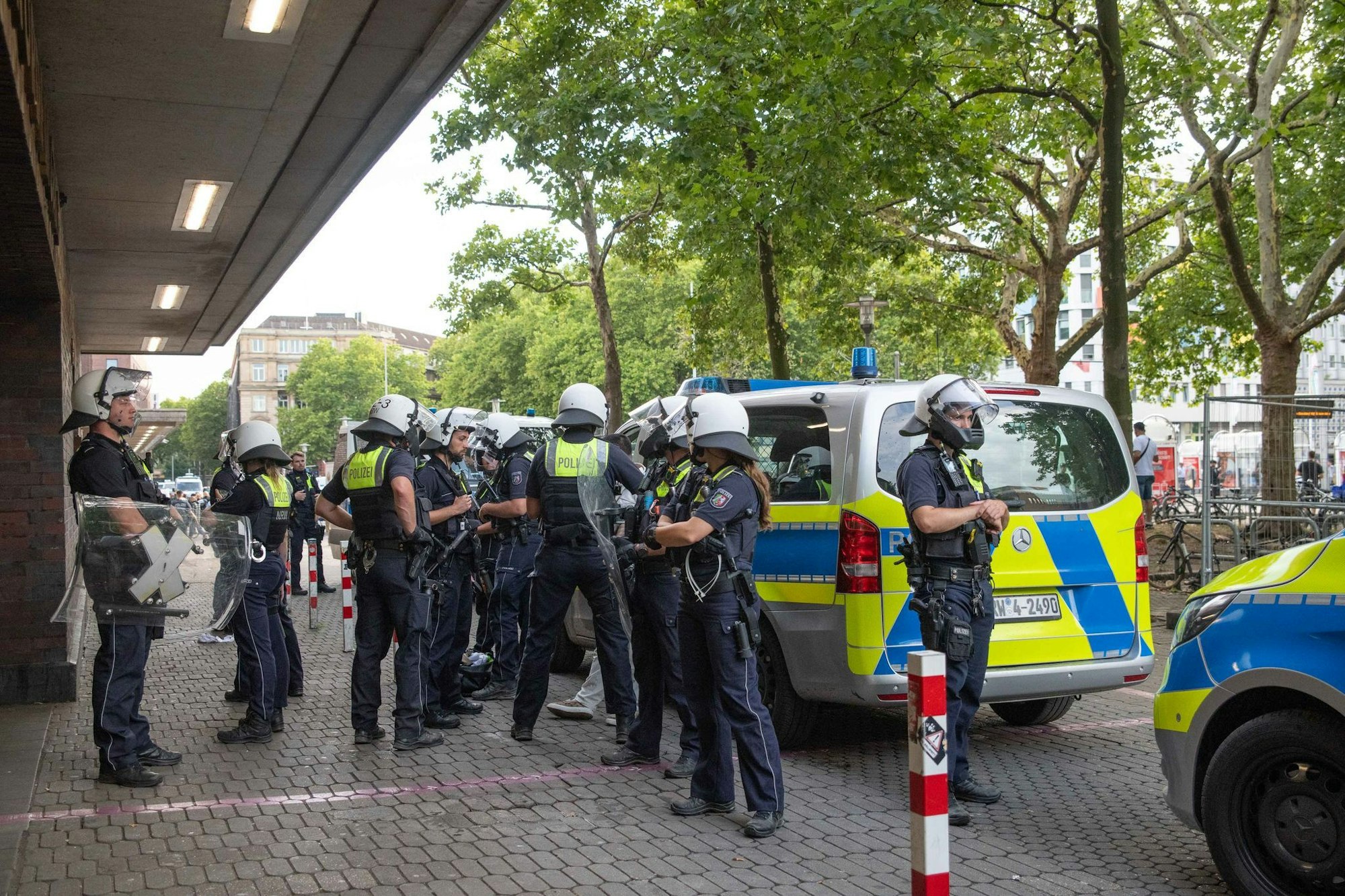 Bei der Prügelei flogen auch Steine und Flaschen.