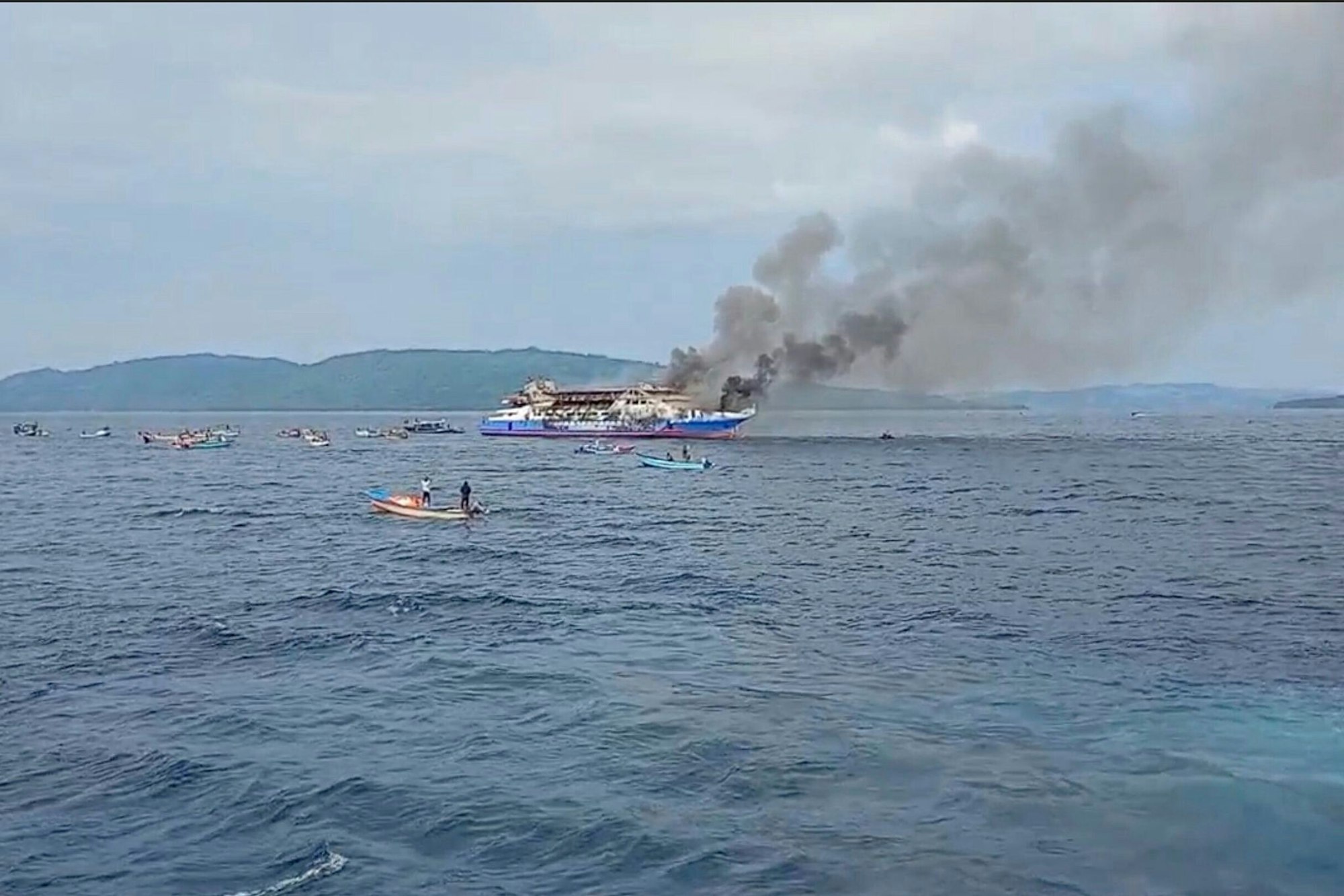 Auch viele Fischerboote eilten den Menschen zu Hilfe.