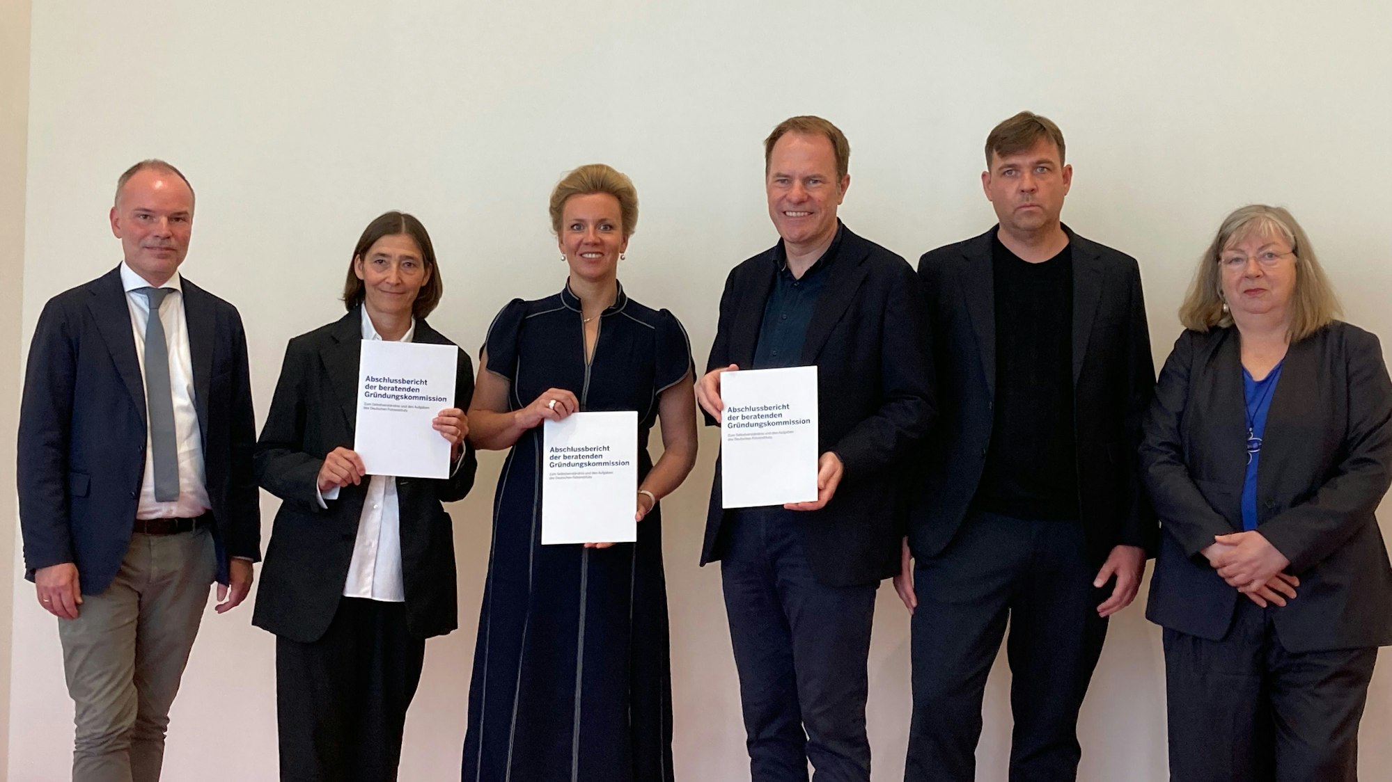 Mitglieder der Gründungskommission und Politiker präsentieren den Abschlussbericht mit Empfehlungen für das künftige Deutsche Fotoinstitut. Auf dem Foto sind zu sehen: Peter Gorschlüter (l-r), Direktor des Museum Folkwang (Essen), Susanne Gaensheimer, Direktorin der Kunstsammlung NRW, Ina Brandes (CDU), Ministerin für Kultur und Wissenschaft des Landes Nordrhein-Westfalen, Stephan Keller (CDU), Oberbürgermeister von Düsseldorf, Moritz Wegwerth, Künstler und Fotograf, Vorsitzender DFI e.V., (Düsseldorf), und Inka Schube, Kuratorin, Sprengel Museum (Hannover).