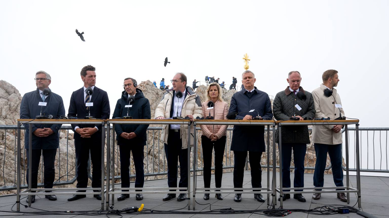 Magnus Brunner (l-r), EU-Kommissar für Inneres und Migration, Kaare Dybvad, Minister für Ausländer und Integration von Dänemark, Bruno Retailleau, Innenminister von Frankreich, Alexander Dobrindt (CSU), Bundesinnenminister, Daniela Ludwig, Parlamentarische Staatssekretärin in Innenministerium, Tomasz Siemoniak, Innenminister von Polen, Gerhard Karner, Innenminister von Österreich, und Vit Rakusan, Innenminister von Tschechien, nehmen nach einem europäischen Ministertreffen zur Migrationspolitik auf der Zugspitze an einer Pressekonferenz teil.