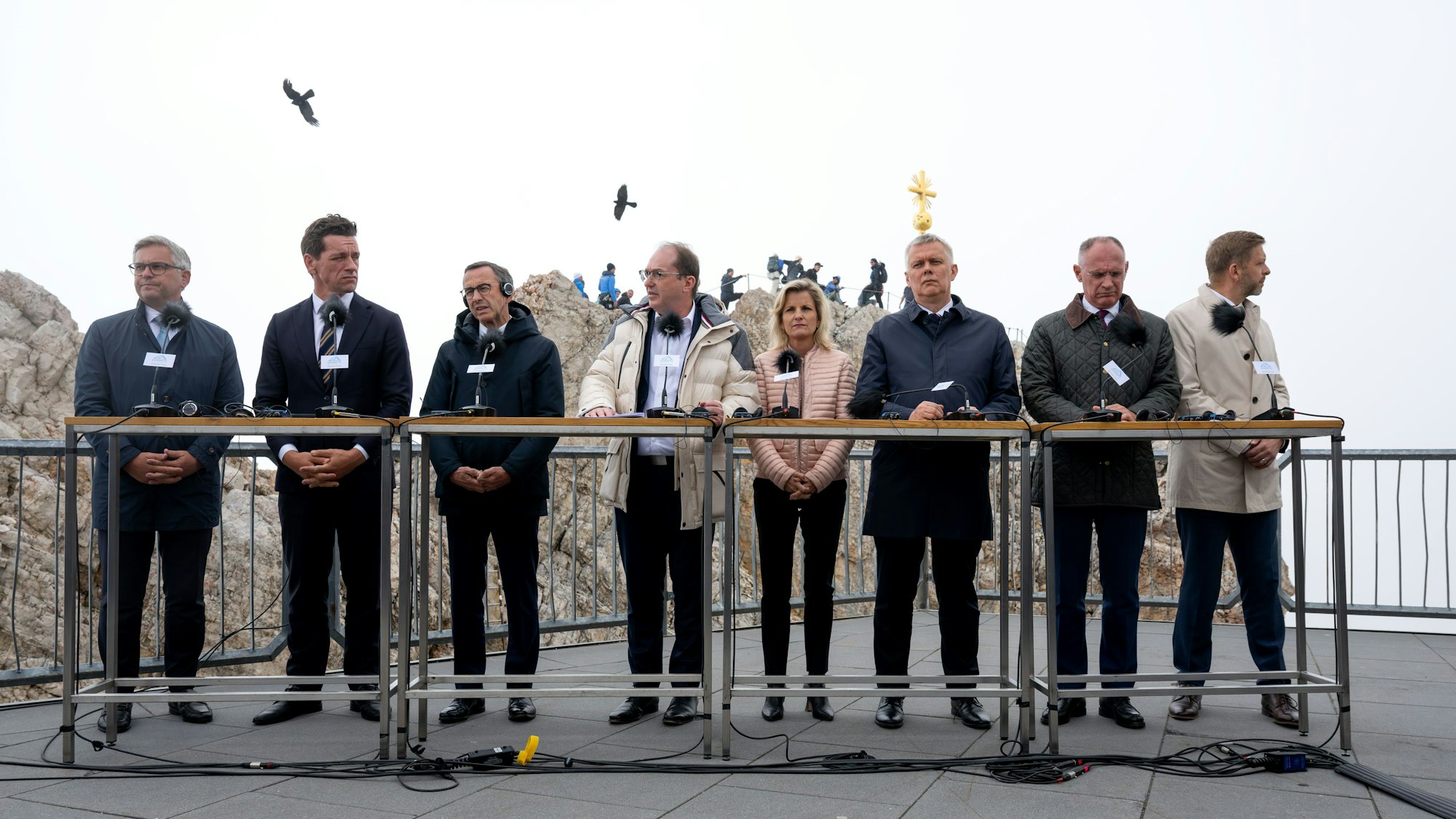 Magnus Brunner (l-r), EU-Kommissar für Inneres und Migration, Kaare Dybvad, Minister für Ausländer und Integration von Dänemark, Bruno Retailleau, Innenminister von Frankreich, Alexander Dobrindt (CSU), Bundesinnenminister, Daniela Ludwig, Parlamentarische Staatssekretärin in Innenministerium, Tomasz Siemoniak, Innenminister von Polen, Gerhard Karner, Innenminister von Österreich, und Vit Rakusan, Innenminister von Tschechien, nehmen nach einem europäischen Ministertreffen zur Migrationspolitik auf der Zugspitze an einer Pressekonferenz teil.