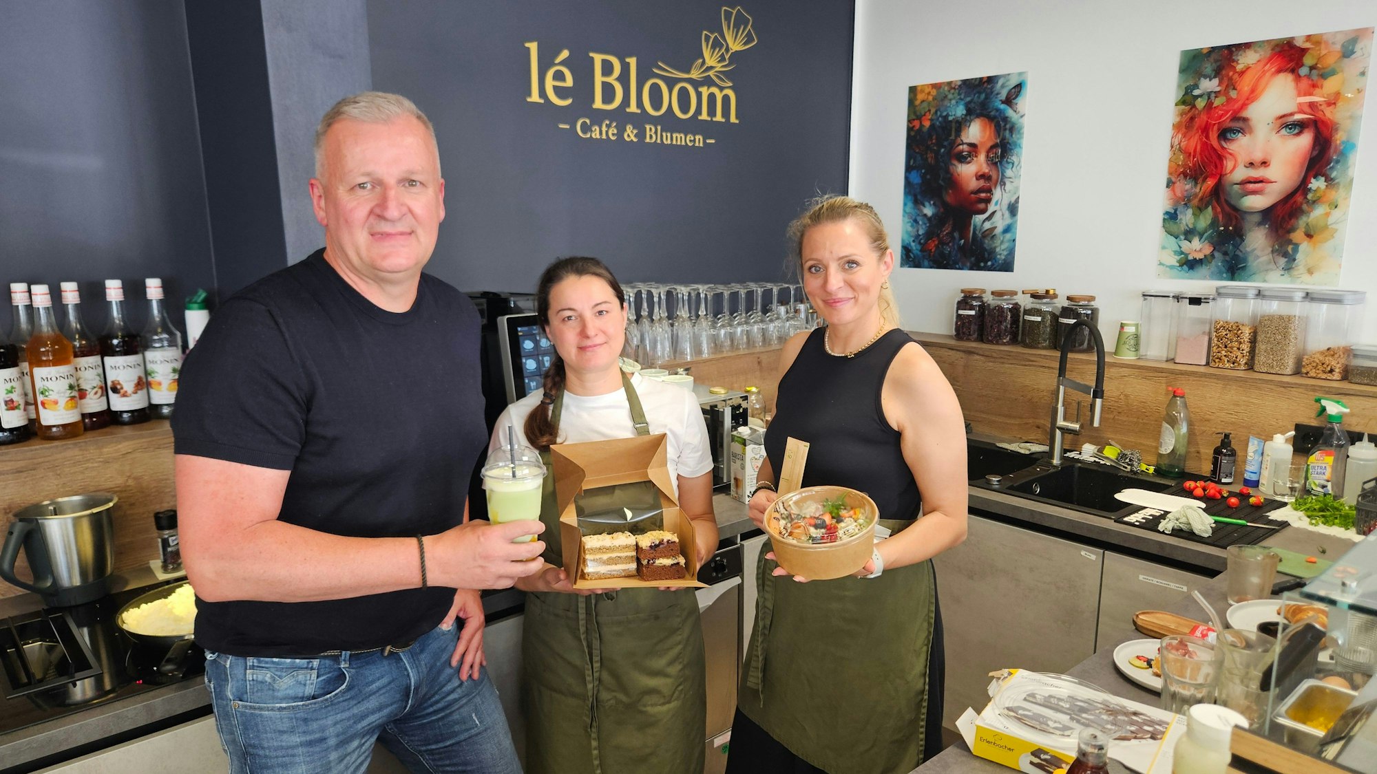 Bernd Born, Ludmila Demitiev und Elena Derr stehen nebeneinander und präsentieren Leckereien in Papstar-Verpackungen.