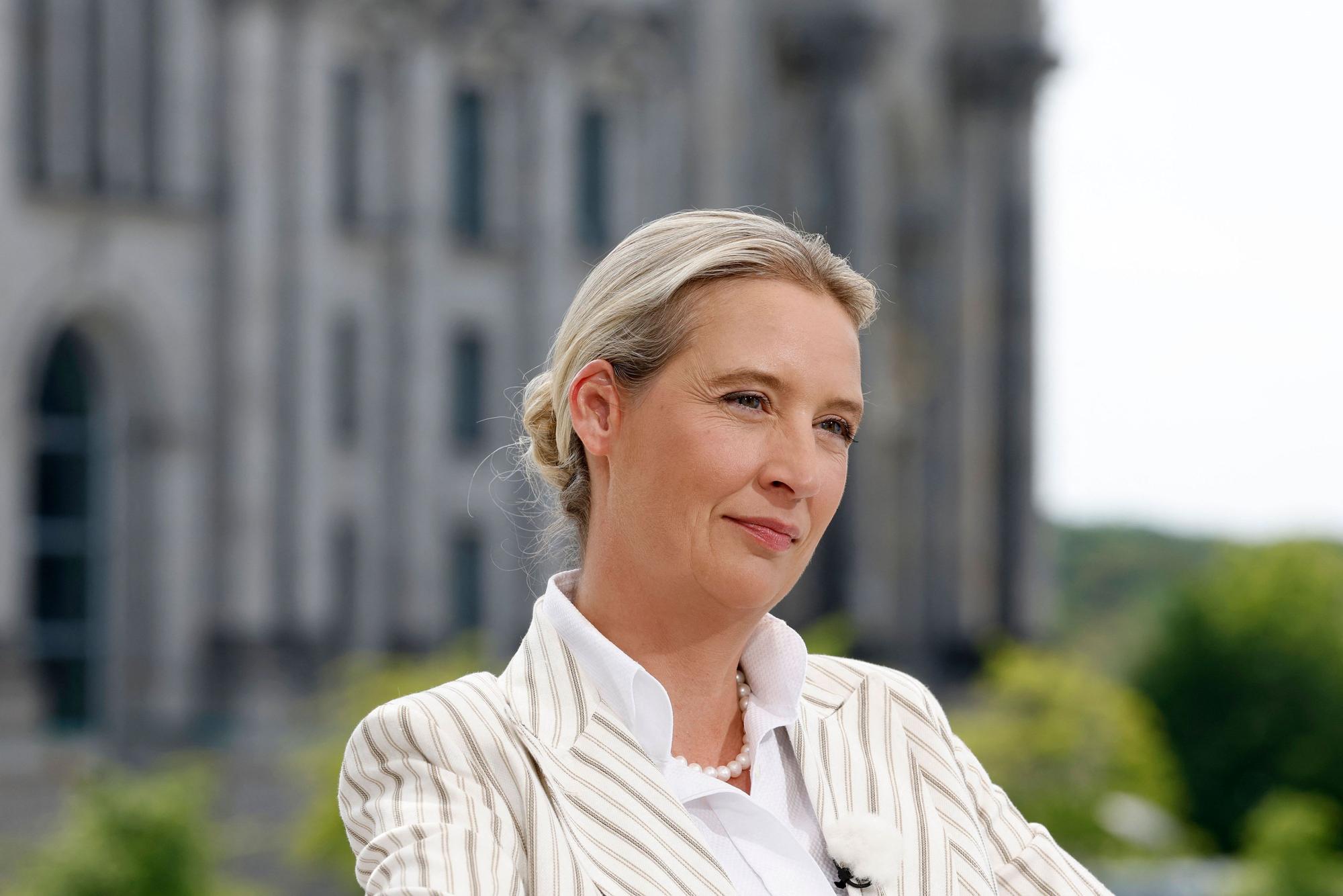 AfD-Co-Chefin Alice Weidel vor dem ARD-Sommerinterview im Berliner Regierungsviertel mit Reichstag im Hintergrund, Juli 2025.