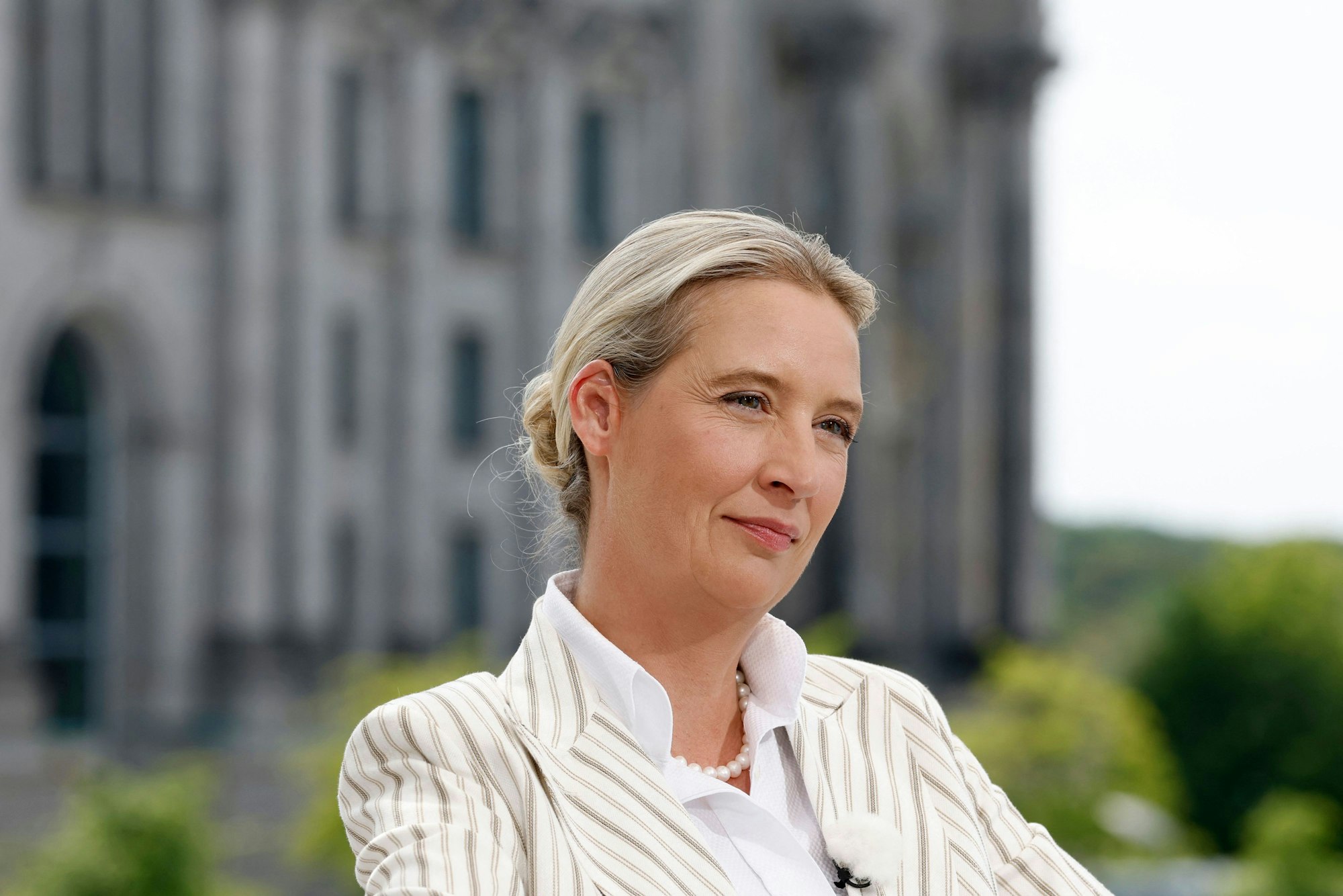 AfD-Co-Chefin Alice Weidel vor dem ARD-Sommerinterview im Berliner Regierungsviertel mit Reichstag im Hintergrund, Juli 2025.