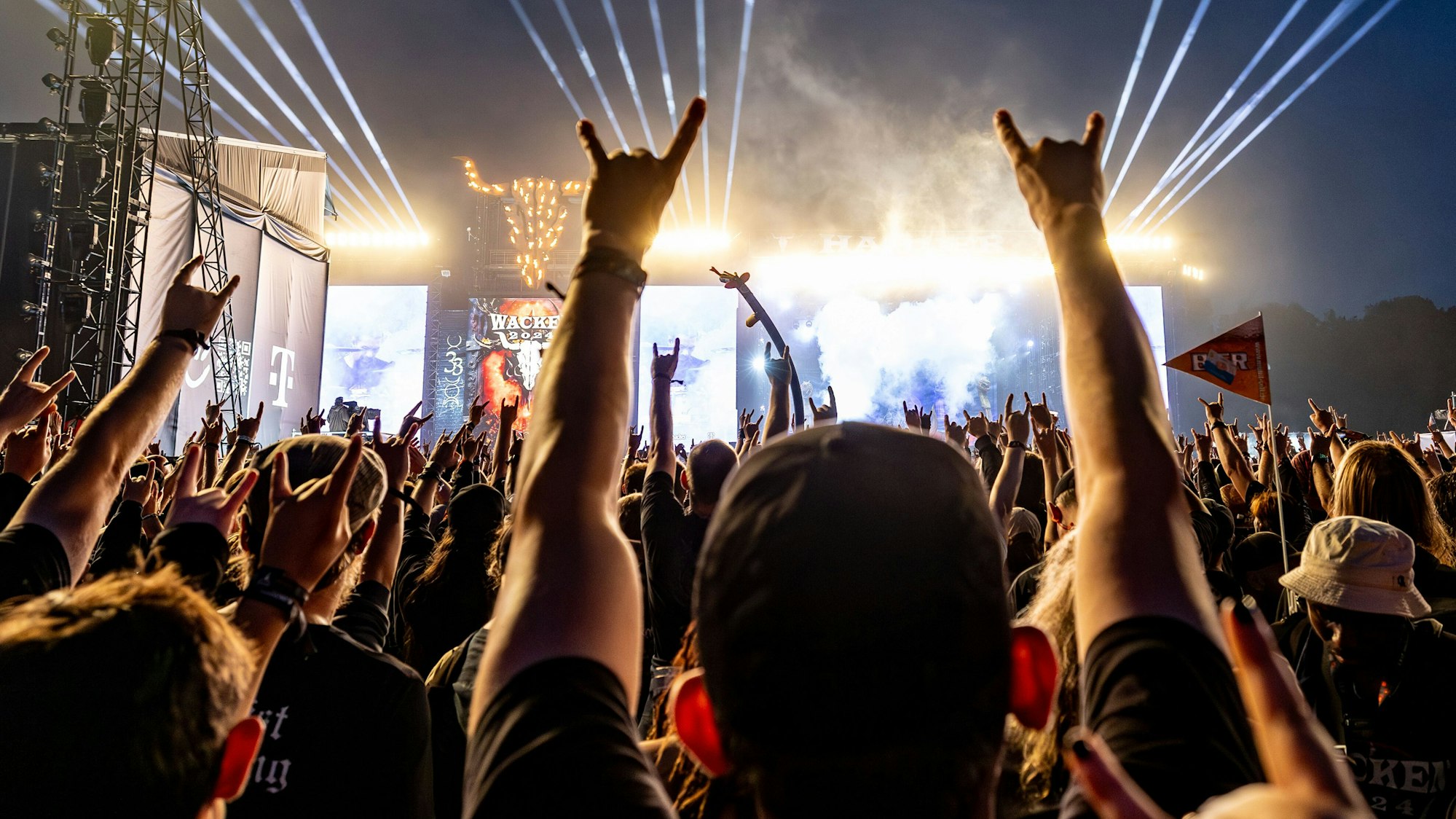 Festivalbesucher feiern beim Wacken Open Air
