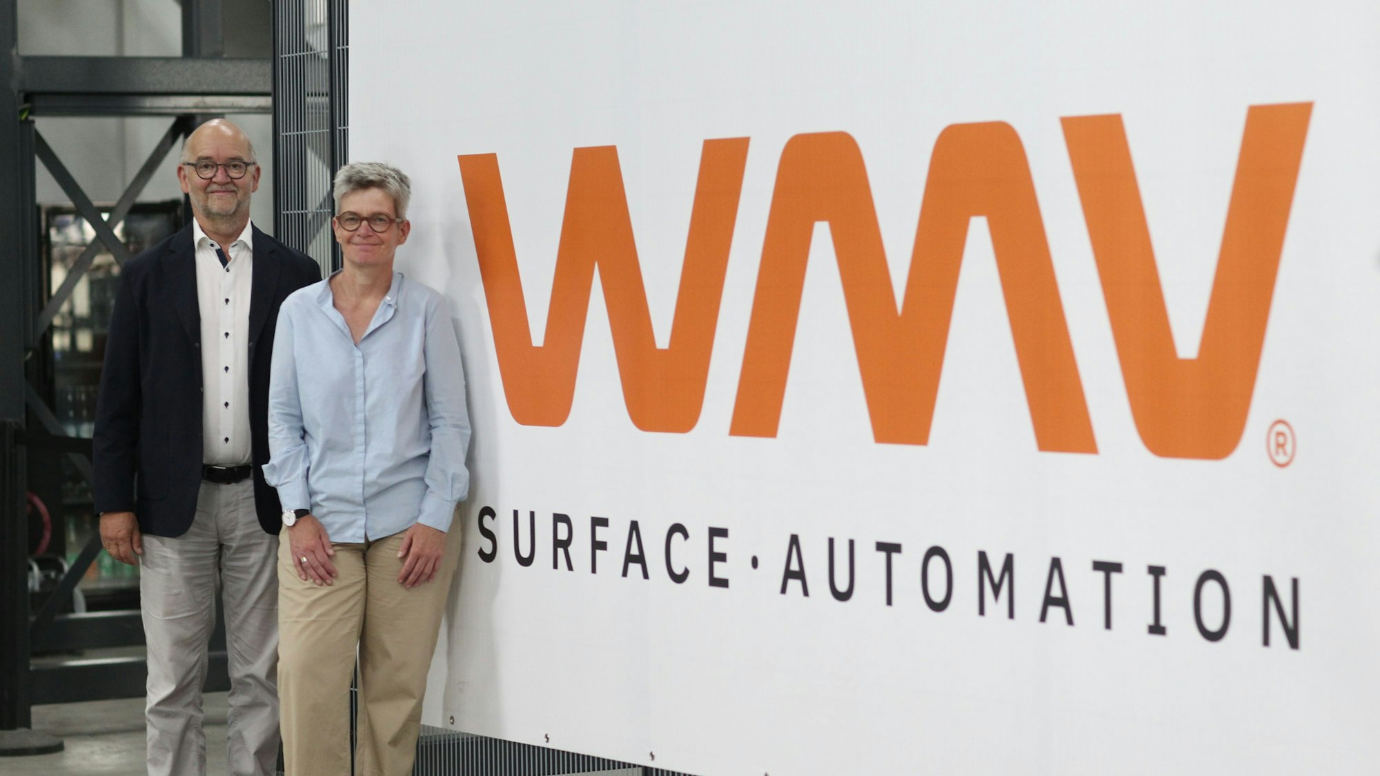 Die Geschäftsführer Martin und Barbro Müller präsentieren das neue Logo der Firma WMV aus Windeck-Mauel.