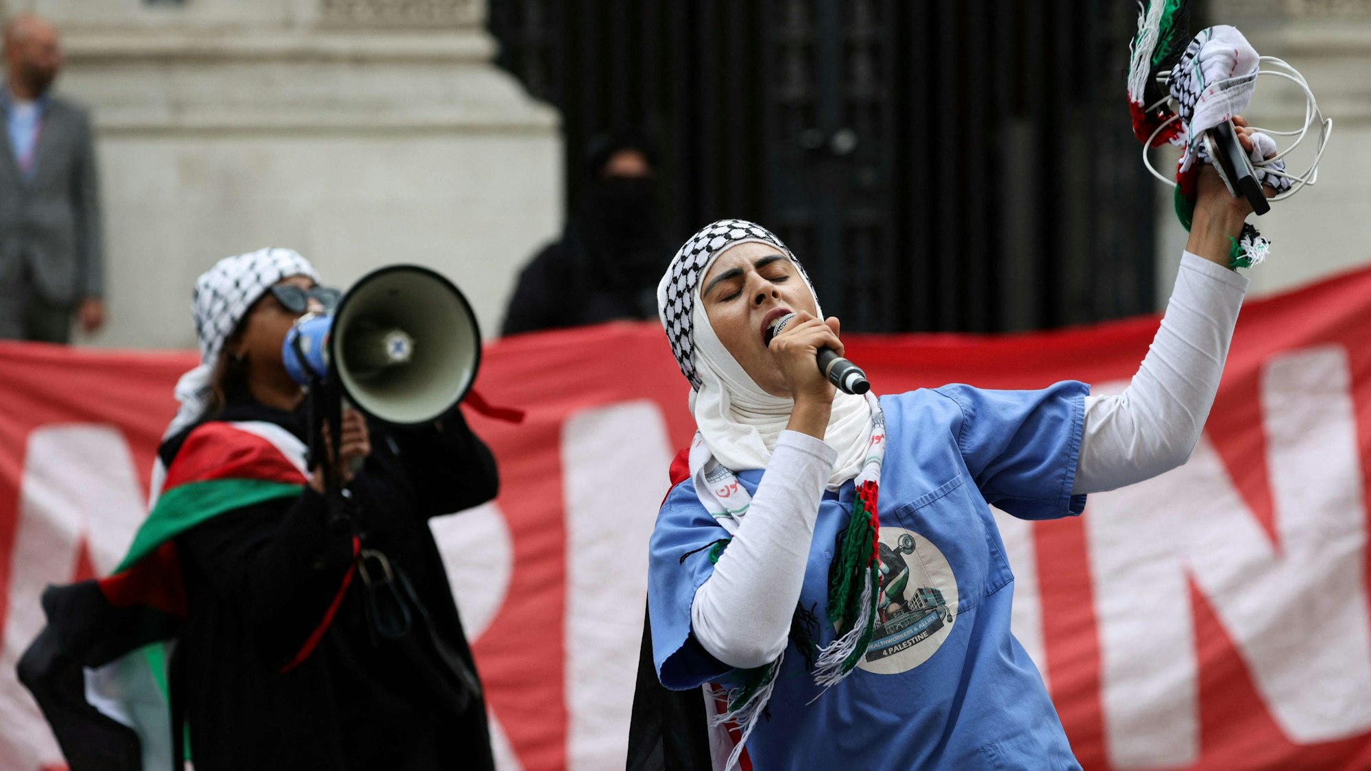 Pro-palästinensische Unterstützer vor dem Auswärtigen Amt in London.
