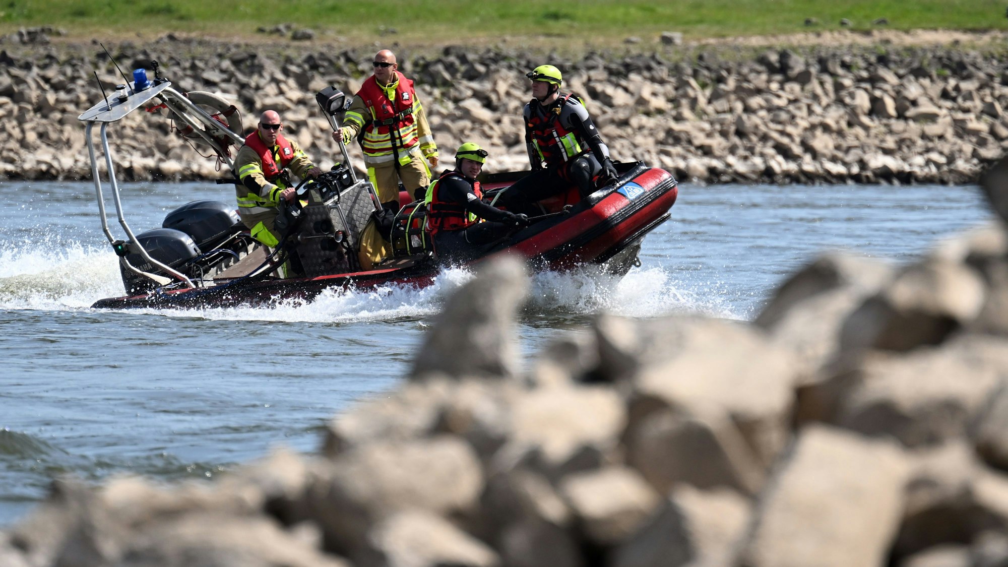 Ein Boot der Feuerwehr fährt auf dem Rhein. Die Feuerwehr Düsseldorf demonstrierte bei der Einsatzübung die Rettung in Not geratener Schwimmerinnen und Schwimmer.