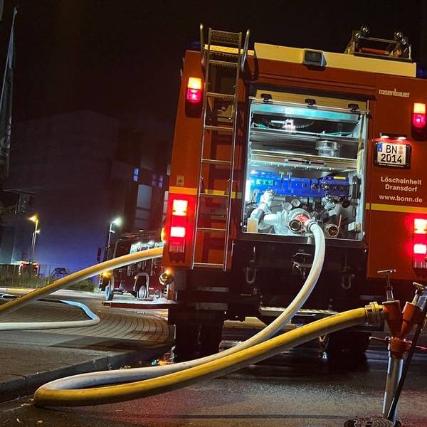 Feuerwehrleute bei Löscharbeiten an der Müllverbrennungsanlage in Bonn.