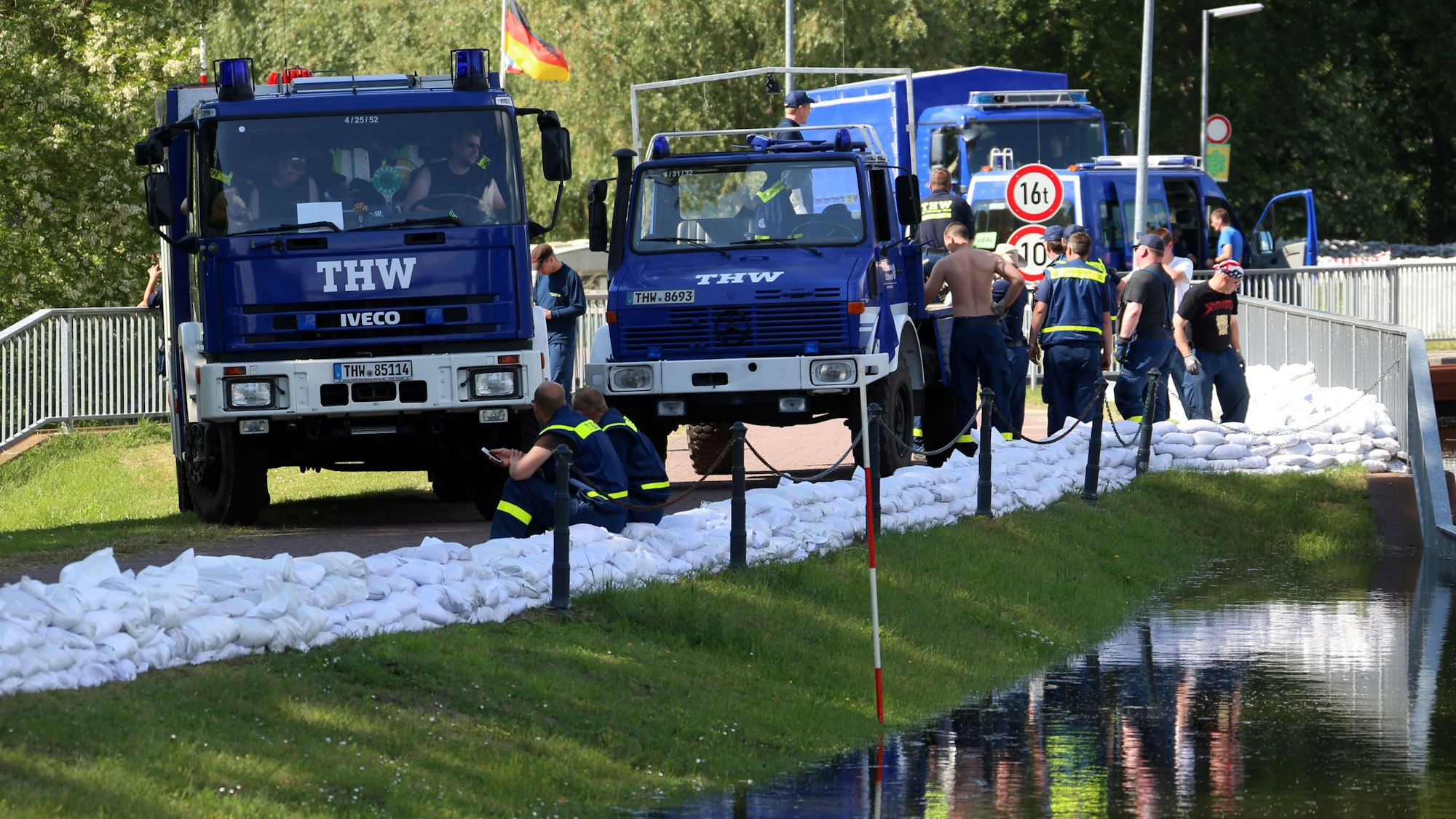 Einsatzkräfte des Technischen Hilfswerks (THW) sichern mit Sandsäcken einen Deichabschnitt an der Elbe (Archivbild)