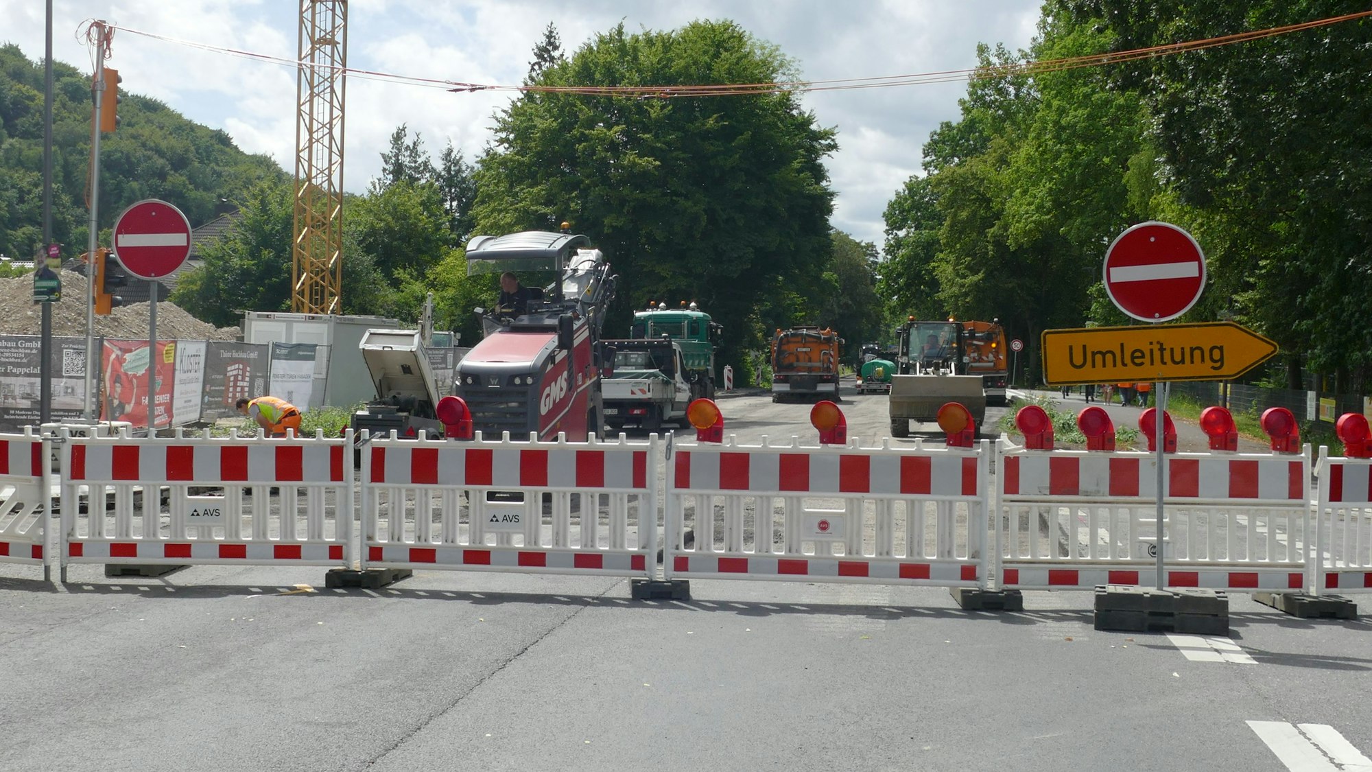 Die Absperrung einer Baustelle; beide Fahrbahnen sind gesperrt, ein Schild weist den Weg zur Umleitung.