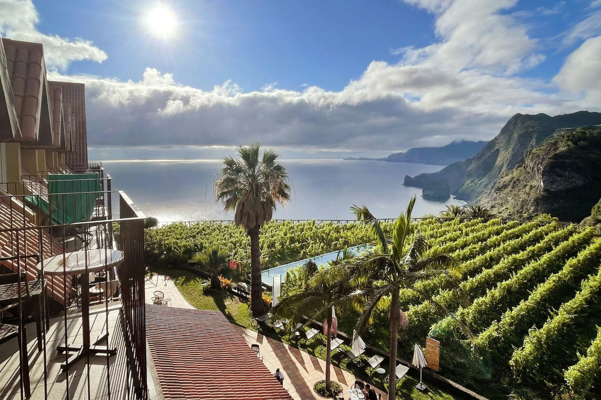 Weinproben mit spektakulärem Panorama: Die Quinta do Furão liegt direkt an der Nordostküste Madeiras