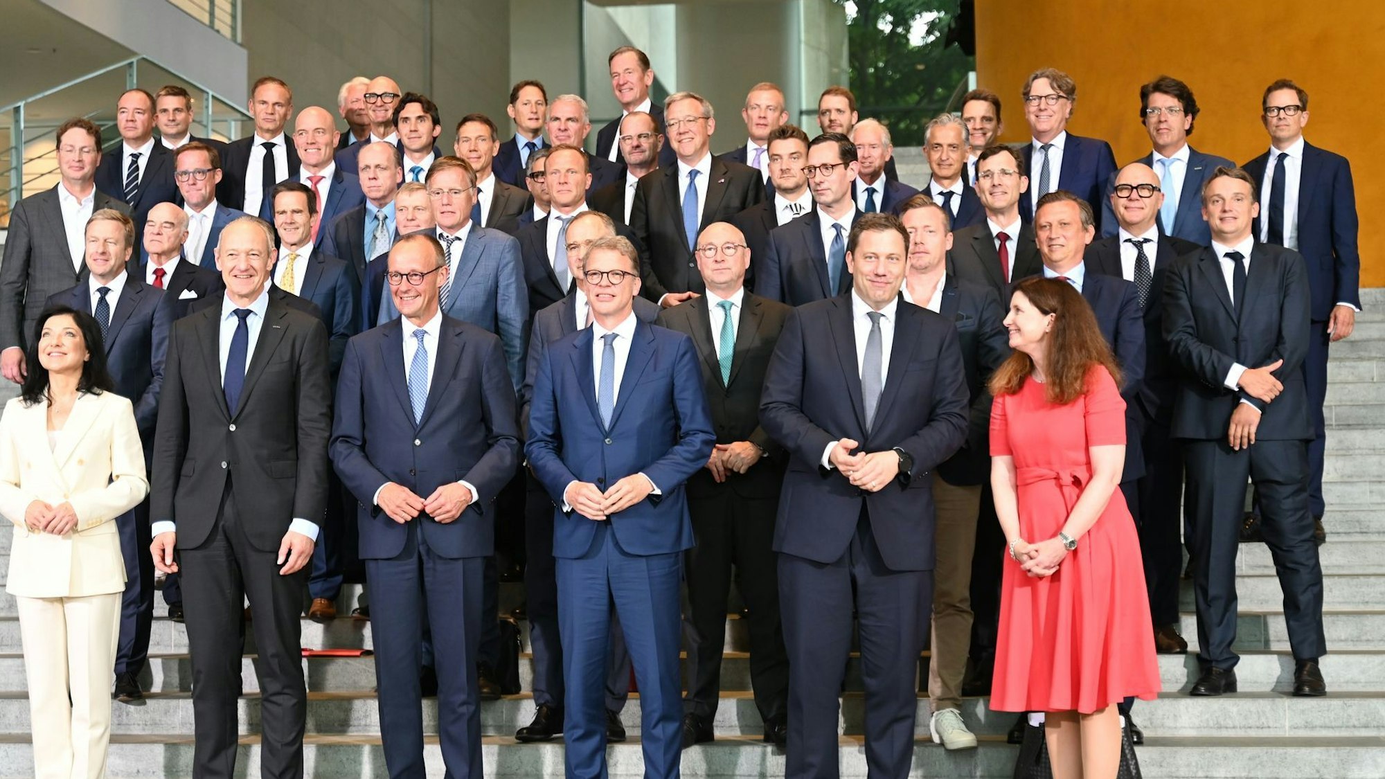 Gruppenbild mit zwei Frauen.