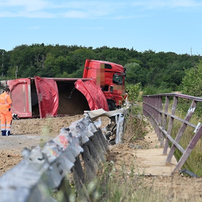 Das Bild zeigt einen umgestürzten Lastwagen.