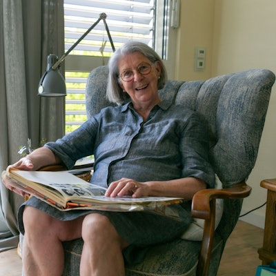 Das Foto zeigt Susanne Focke-Gebauer, die in einem Fotoalbum blättert.