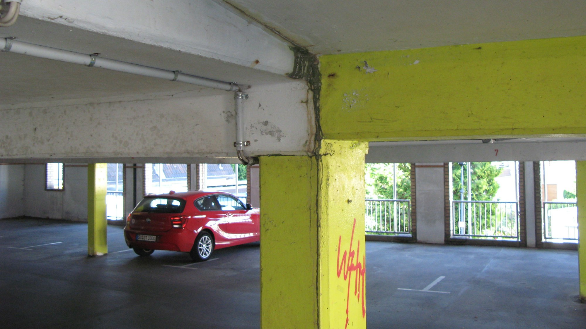 Unübersehbar sind die Schäden im Eitorfer Parkhaus Schmidtgasse. Jetzt geht die Gemeinde die Sanierung an.