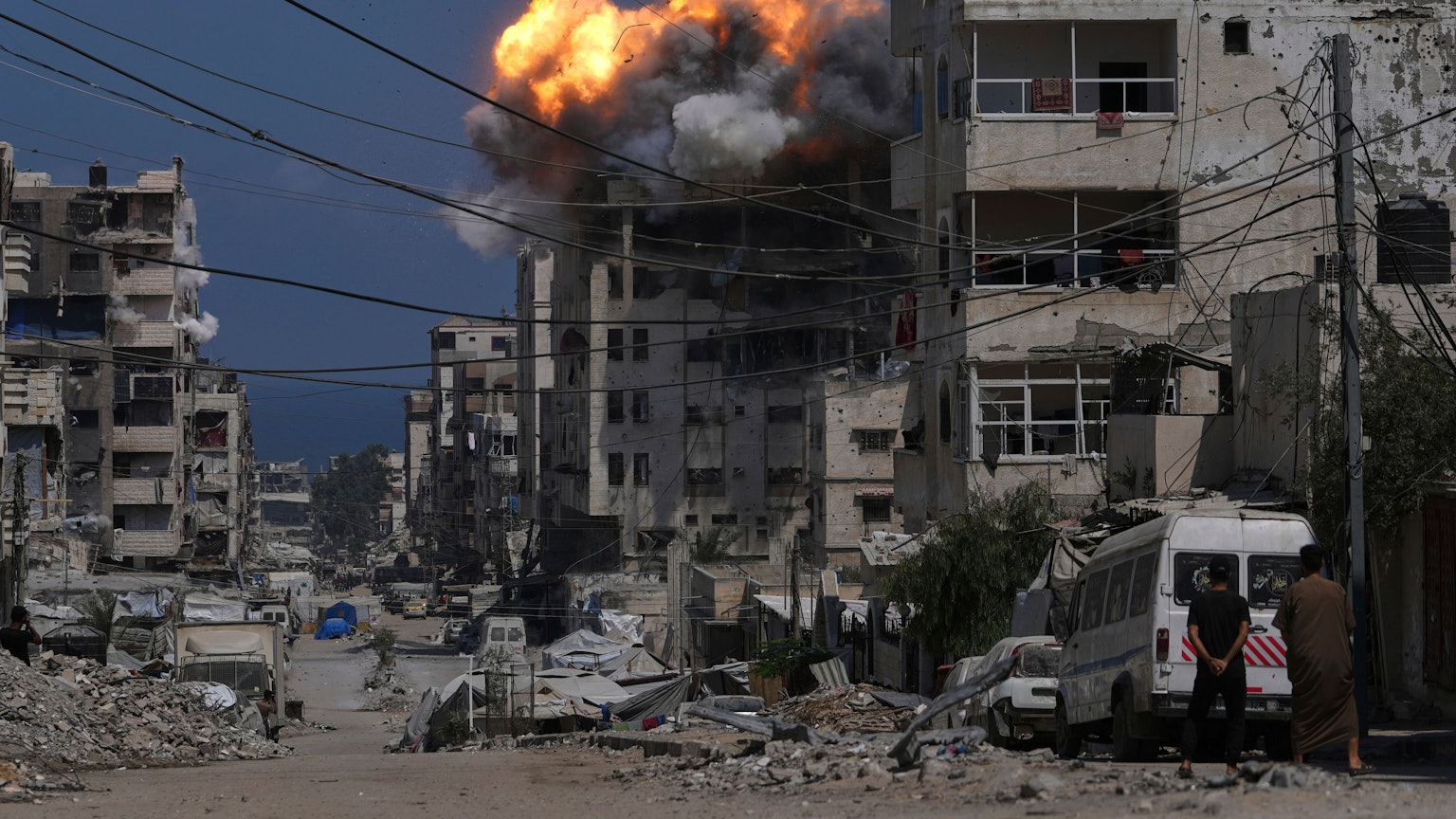 Rauch und Flammen entstehen bei einem israelischen Luftangriff in Gaza-Stadt.