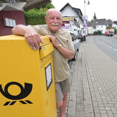 Der Briefkasten an der Bensberger Straße in Forsbach ist noch vorhanden, Rentner Malte Retiet ist darüber froh. Doch die Poststelle im Ortsteil ist geschlossen.